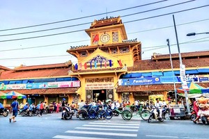 有近百年的平西街市。