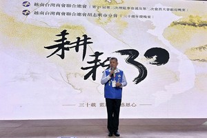 曾潮星会长在台上致词。