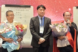 第廿六届总会长袁济凡（右）和黄雍正（左）。