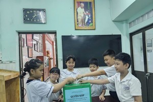 学生发挥“同舟共济” 传统美德