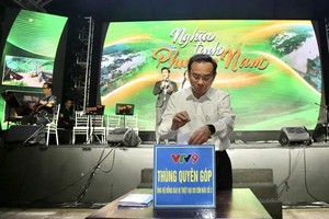 市委书记阮文年在晚会上向受灾同胞捐助。（图：勇芳）