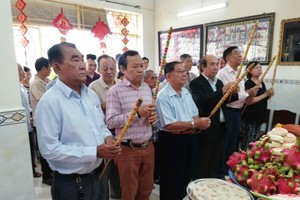 六桂堂宗祠理事会集体祭祖。