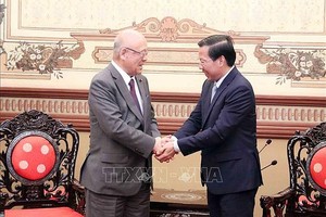 市人委会主席潘文迈（右）与日越联盟特别顾问武部勤会面时互相握手致意。（图：越通社）