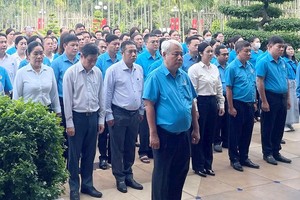 职工与劳动者上香缅怀英雄烈士