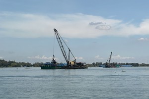 在前江开采河沙为本市环市三路服务。（图：玉福）