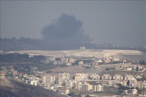 2024年9月22日，以色列空袭黎巴嫩坎塔拉后升起的浓烟。（图：新华社/越通社）