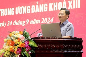 北宁省委书记阮英俊向与会代表通知党十三届十中全会的结果。（图：北宁报）