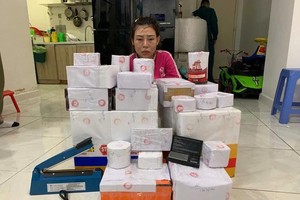 被抓获的嫌犯朱美茹及毒品物证。（图：志石）