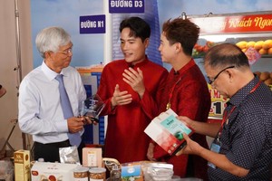 市人委会副主席武文欢（左一）在2024年本市与各省市之间的供求对接会活动上参观各展位的产品。（图：黄雪）