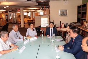 中央宣教部部长阮仲义与美国共产党座谈。（图：越通社）