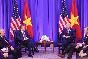 越南共产党中央总书记、国家主席苏林（左）会见美国总统拜登。（图：越通社）