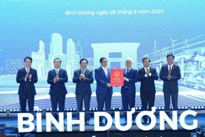 政府总理范明政向平阳省领导颁发规划决定。