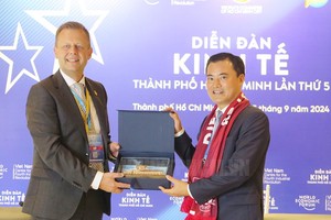 市人委会副主席裴春强（右）向德国莱比锡市副市长托斯滕‧博纽赠送纪念品。（图：市党部新闻网）