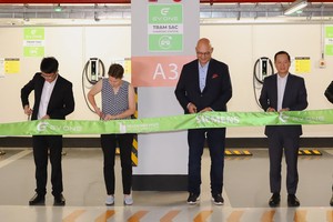 公共电动汽车充电站投入使用