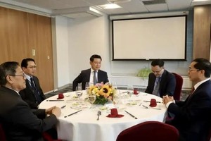 越南政府副总理兼外长裴青山与老挝和柬埔寨外长举行工作早餐会。（图：越通社）