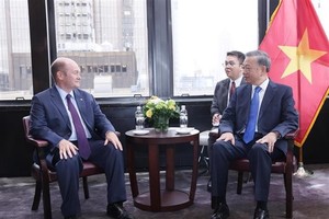 苏林总书记、国家主席会见美国参议员克里斯·库恩斯。（图：越通社）