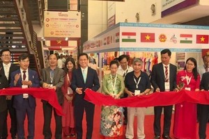 越南驻印度大使阮青海为越南展位剪綵。（图：越通社）