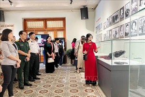 各界人士纷纷前来参观“战争时期的纪念品与记忆”专题展览。（图：越通社）