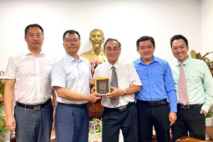 越中友协副主席陈抗战(右三)向沈阳代表团赠送纪念品。