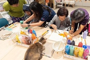 小猫化身监督员，陪中风患者参与即兴艺术创作。（图：新加坡中风援助中心）