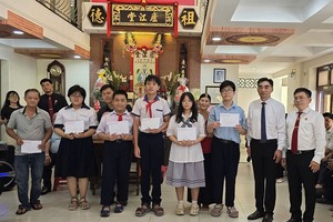 何氏宗祠向宗亲子弟发奖学金。