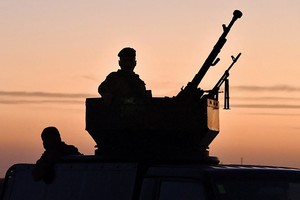 图为伊拉克军队和民兵“人民动员组织”（Hashed al-Shaabi）的联合部队，9月15日在伊拉克北部尼尼微省的巴吉（Baaj）沙漠巡逻，搜寻伊国组织的残余分子。（图：AFP）