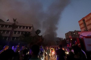 9月27日，人们聚集在黎巴嫩首都贝鲁特南郊以军空袭现场附近。（图：新华社）