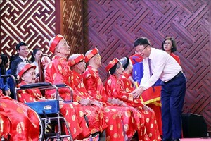 政府副总理黎成龙出席仪式并向与会高龄者祝福。（图：越通社）