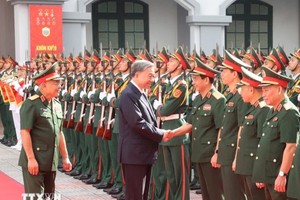 党中央总书记、国家主席苏林与第二总局的干部交谈。（图：越通社）