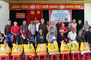 慈善团与地方领导发放救济品。