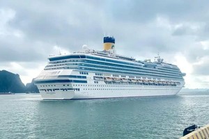 超级国际邮轮抵达下龙湾