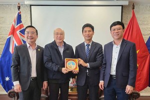 市代表团向越南驻澳大利亚大使馆赠送纪念品。（图：市党部新闻网）