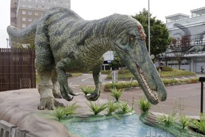 10 米长恐龙机器人现身福井站前