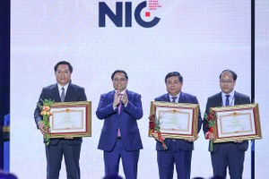 政府总理范明政（左二）向在革新创新事业中取得突出成绩的集体和个人颁发奖状。（图：VGP）