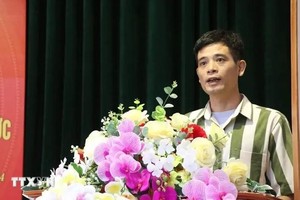 获特赦的囚犯T.X.T在仪式上表达感激之情。（图：越通社）