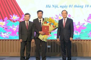 阮春旗同志（中）出任河内市人民法院院长。（图：金英）