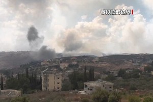 10月1日下午，以色列国防军发布消息称，过去几个小时内，监测到约30枚火箭弹从黎巴嫩境内发射至以色列北部，暂无人员受伤或重大损失的报告。（图：视频截图）