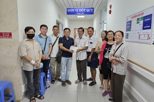 何俊昌理事长将善款交给何国林。