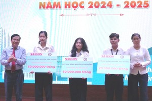 《西贡解放报》副总编辑、华文《西贡解放日报》主编阮玉英（左一）向学生颁发奖学金。