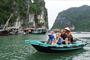 国际游客参观下龙湾，旅游业发展推动经济增长。（图： Newway Travel）