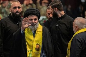 图为真主党执行委员会主席哈希姆·萨菲丁（Hassan Nasrallah，中）2024年8月1日参加了在贝鲁特南郊被杀害的高级指挥官福阿德·舒克尔的葬礼。（图：AFP）