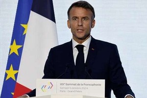 第十九届法语国家组织峰会5日闭幕，马克龙在峰会闭幕后召开的新闻发布会上致词。（图：AFP）