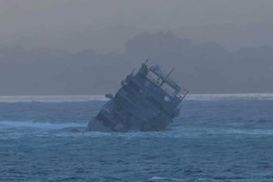 「马纳瓦努号」拦浅倾侧。（图：社交平台）