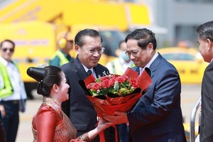 越南政府总理范明政抵达万象 开始出席东盟峰会之行