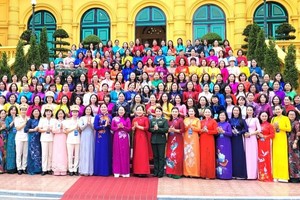 国家副主席武氏映春同与会代表在主席府前合影留念。（图：VOV）