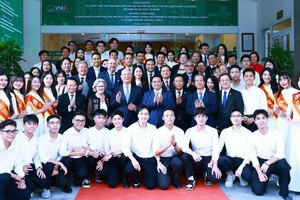 政府总理范明政与世界经济论坛创始人同大学生交流。（图：越通社）