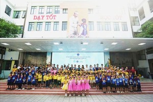 河内市黄耀小学师生合影留念。（图：校方提供）