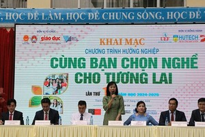 为百所高中学校学生进行职业辅导