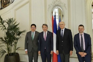 越南司法部和法国司法部代表合影。（图：越通社）