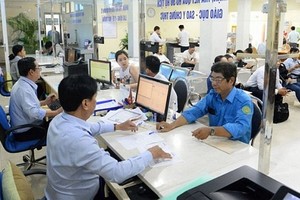 2023-2025年阶段，本市将对10个郡的80个坊进行合併。图为市民在当地政府办理行政手续。（图：明显）